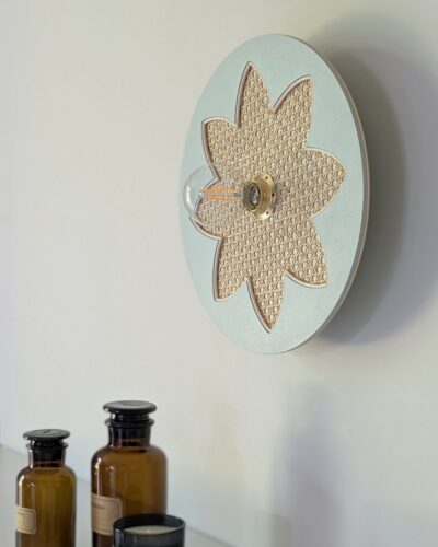 Luminaire fleur bois cannage rotin. Peinture Bilboquet Déco sauter dans les flaques