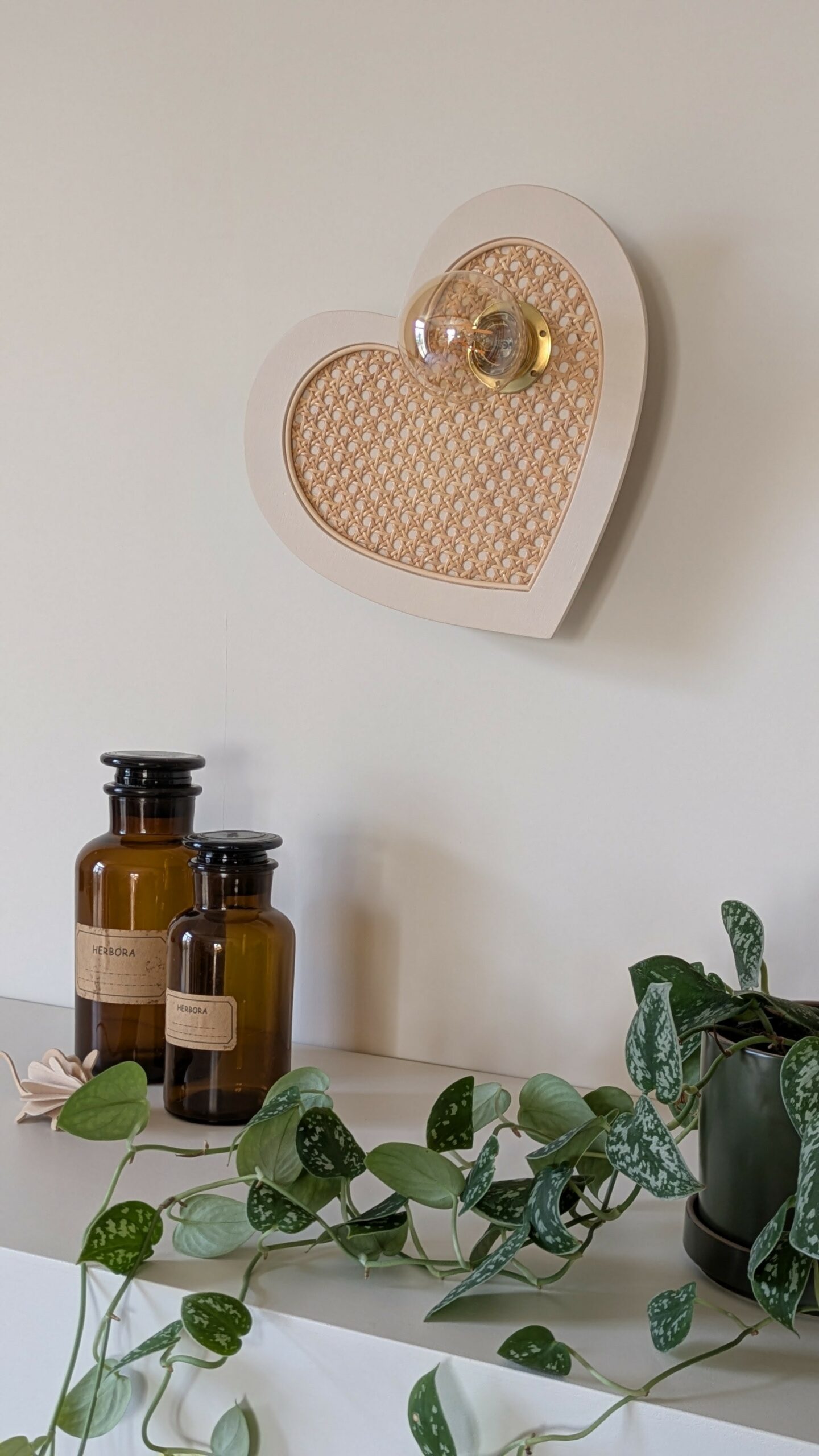 Luminaire coeur cannage bois rotin artisanal