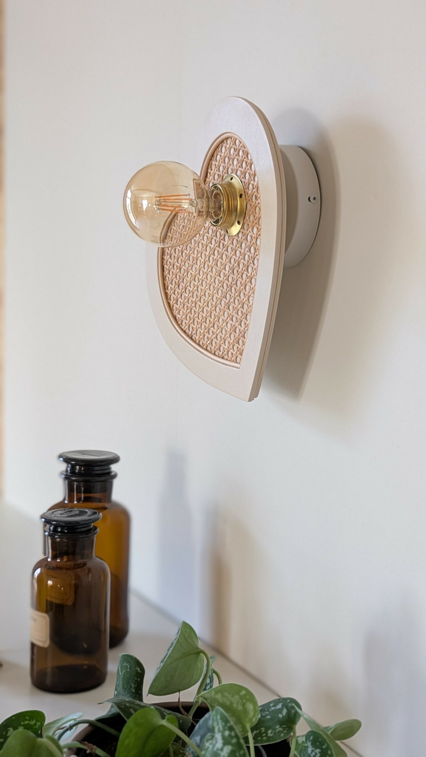 Luminaire coeur cannage bois rotin artisanal