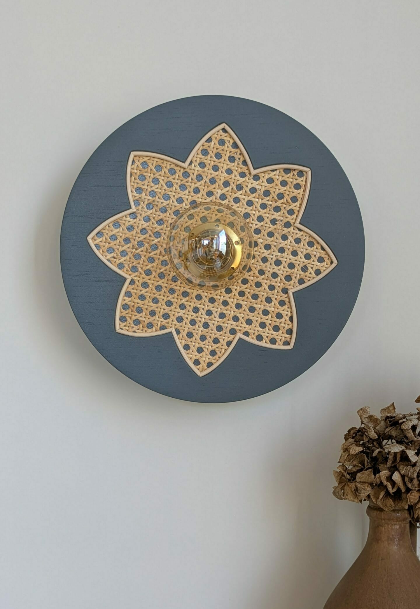 luminaire artisanal fleur bois cannage rotin