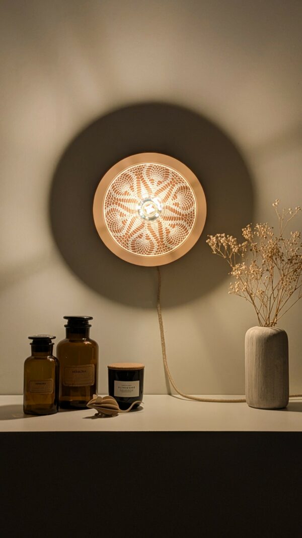 Luminaire unique artisanal. En bois napperon et rotin. 2 en 1