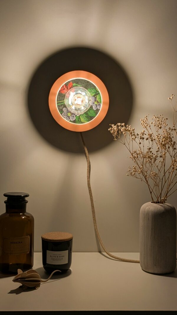 luminaire artisanal, bois, canevas à broder et rotin. Modèle unique