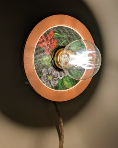 luminaire artisanal, bois, canevas à broder et rotin. Modèle unique