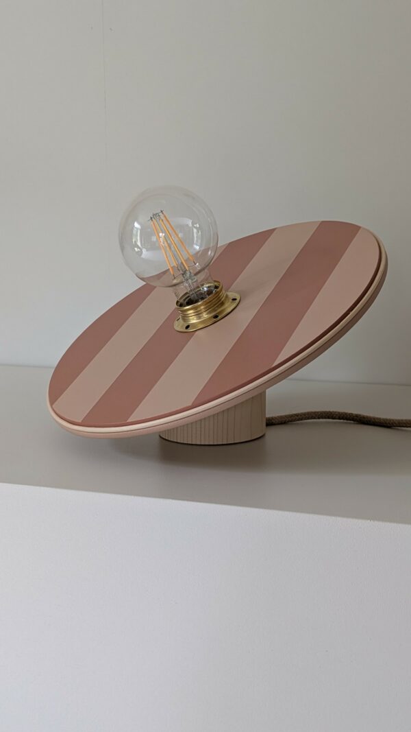 lampe à poser en modèle unique. napperon bois et rotin