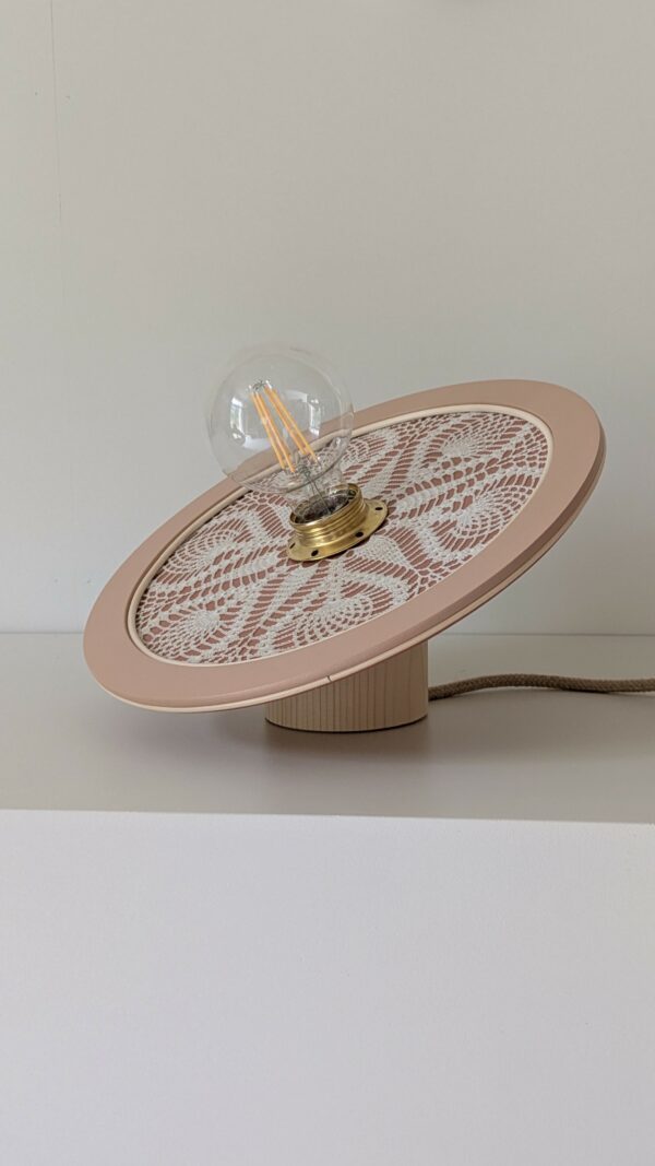 lampe à poser en modèle unique. napperon bois et rotin