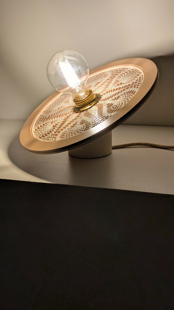 lampe à poser en modèle unique. napperon bois et rotin