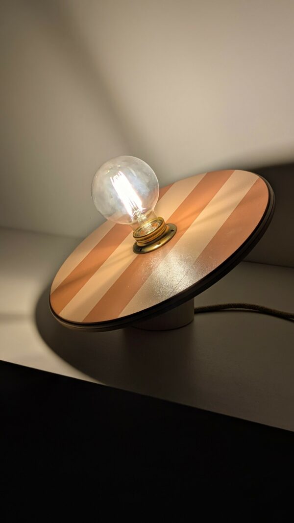 lampe à poser en modèle unique. napperon bois et rotin