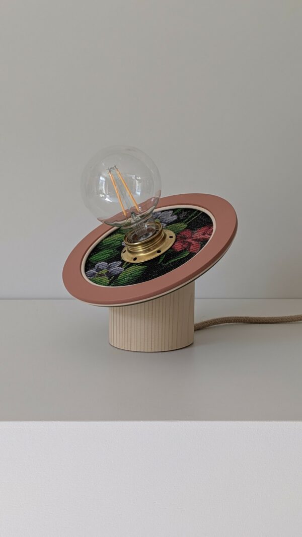 lampe à poser artisanale. bois, canevas à broder et rotin. modèle unique