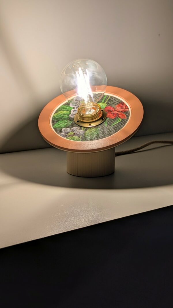 lampe à poser artisanale. bois, canevas à broder et rotin. modèle unique