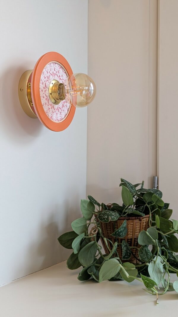 Luminaire unique artisanal. En bois napperon et rotin.