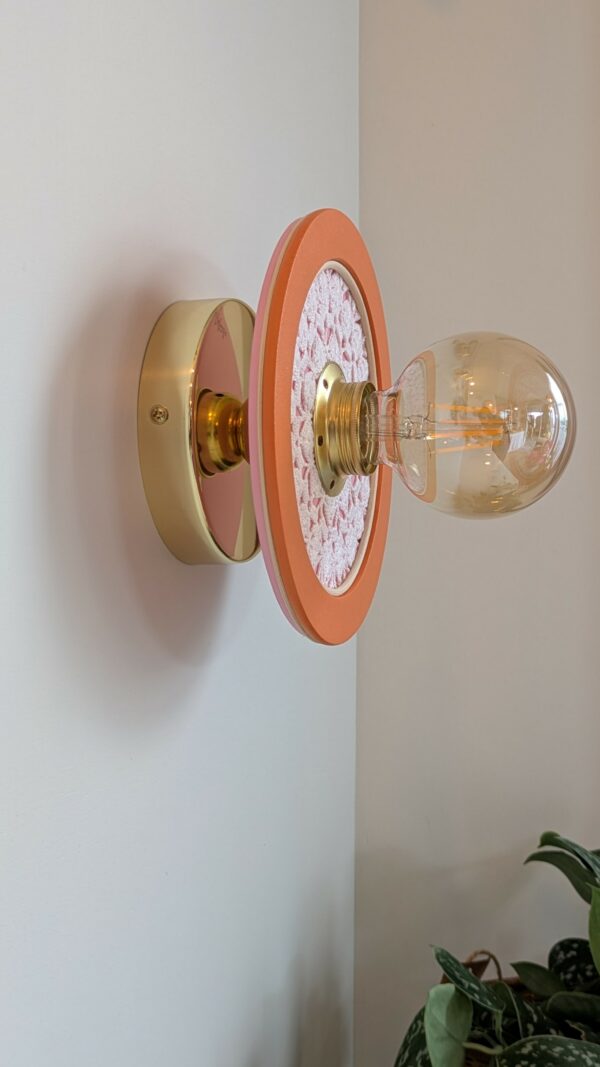 Luminaire unique artisanal. En bois napperon et rotin.
