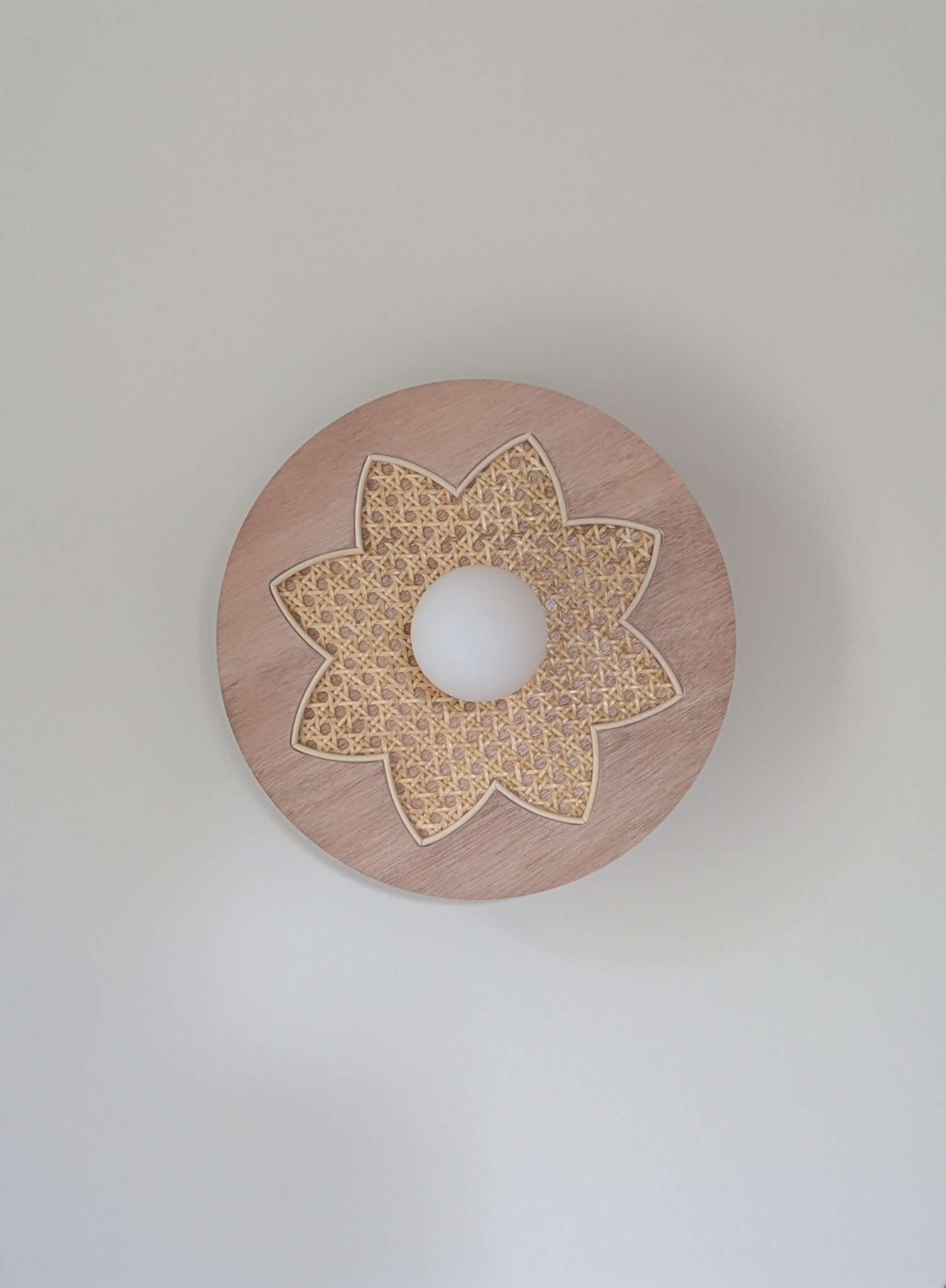 luminaire artisanal fleur bois cannage rotin