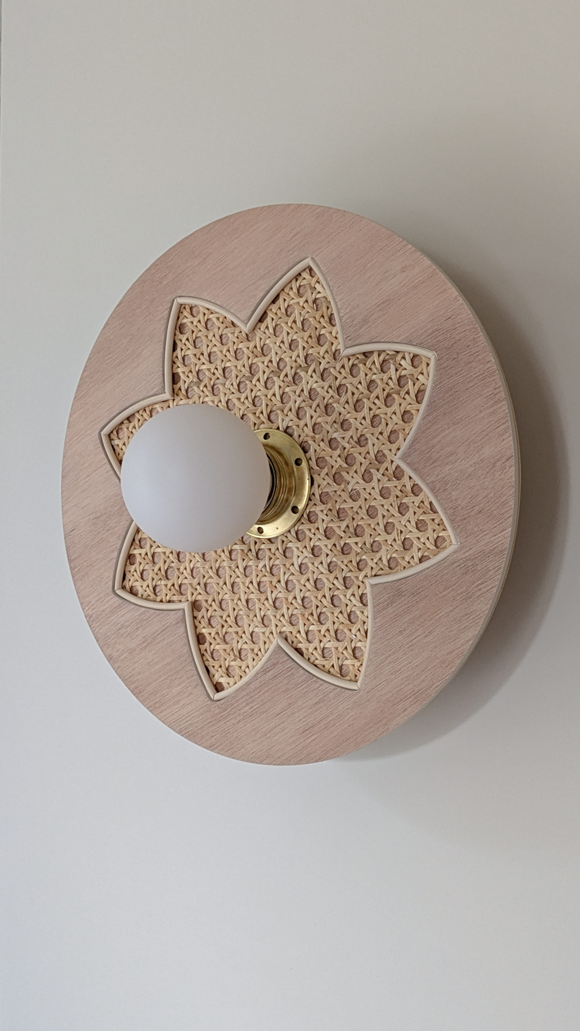 luminaire artisanal fleur bois cannage rotin