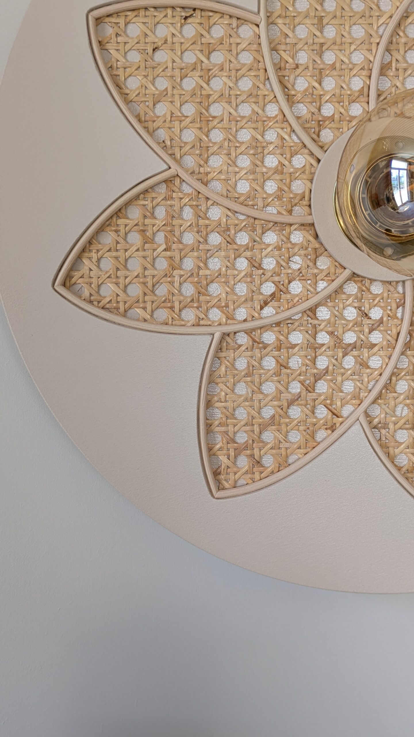 Luminaire fleur cannage bois rotin artisanal