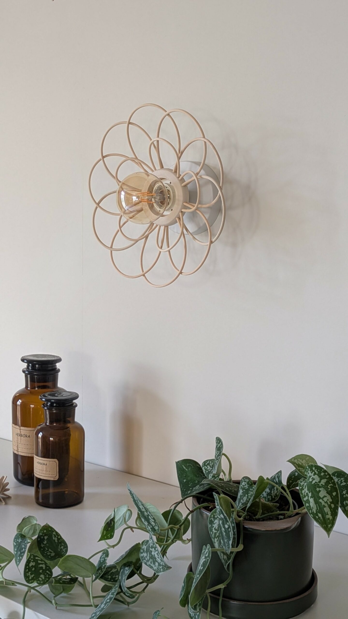 Luminaire fleur bois rotin artisanal