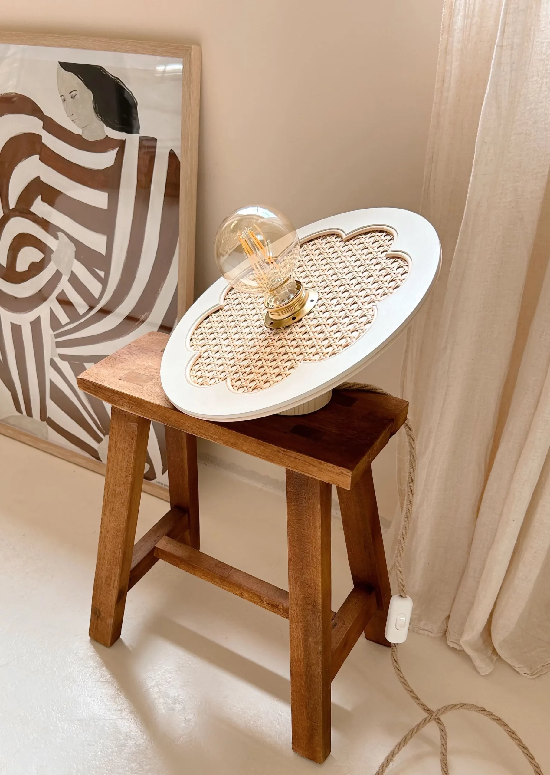 lampe artisanale fleur cannage bois rotin