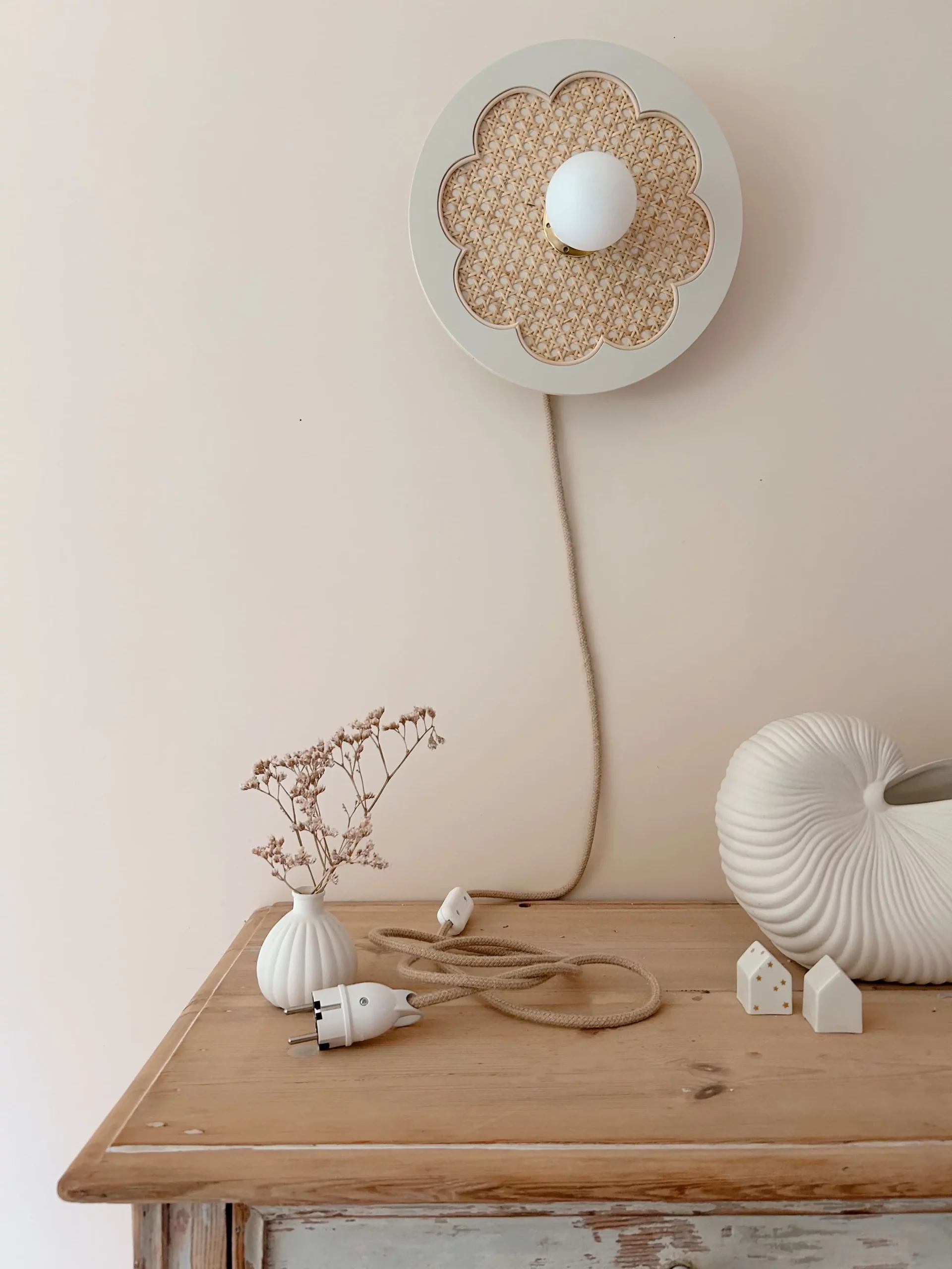 applique nomade artisanale fleur cannage bois rotin