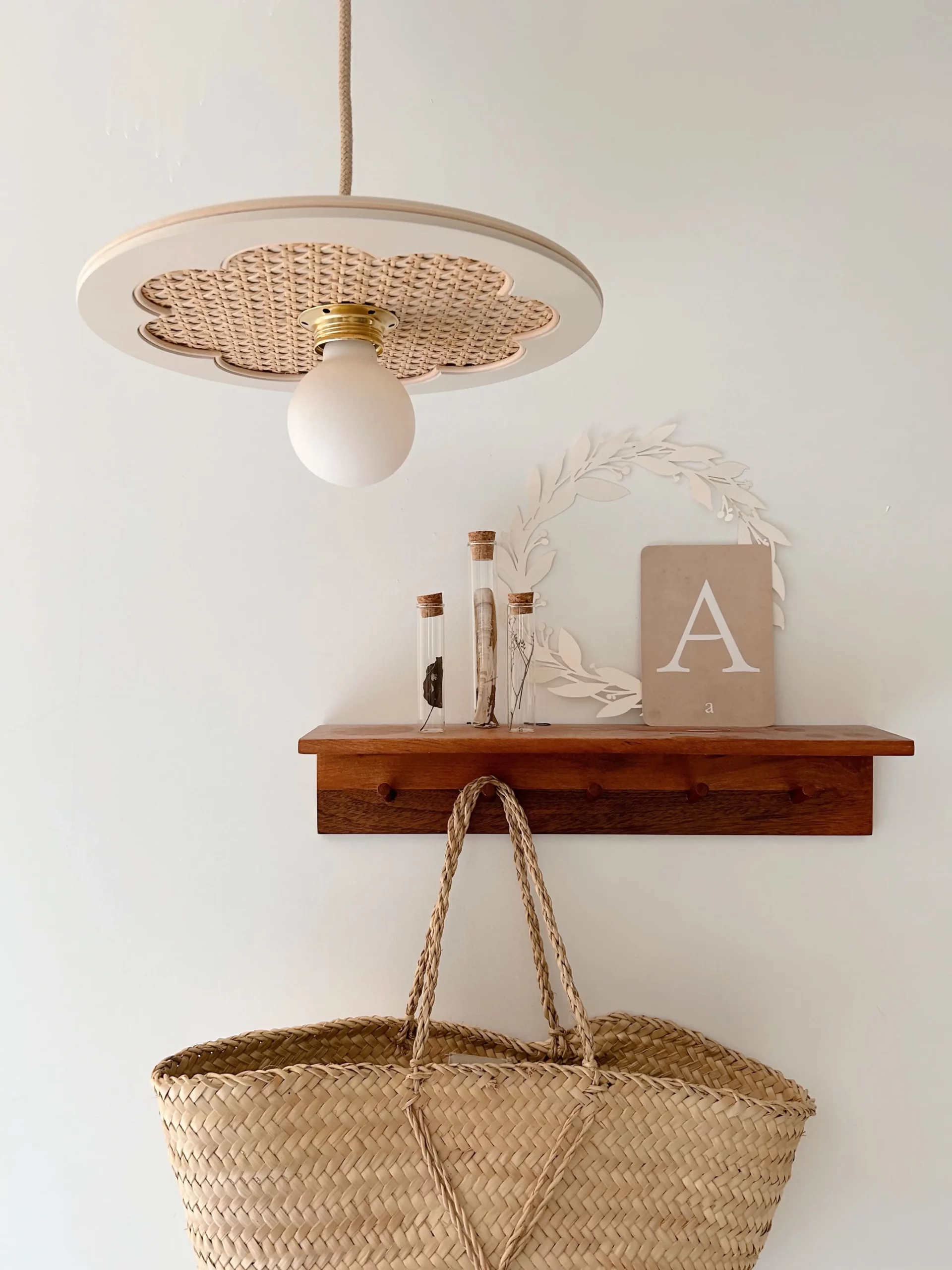 suspension artisanale fleur cannage bois rotin