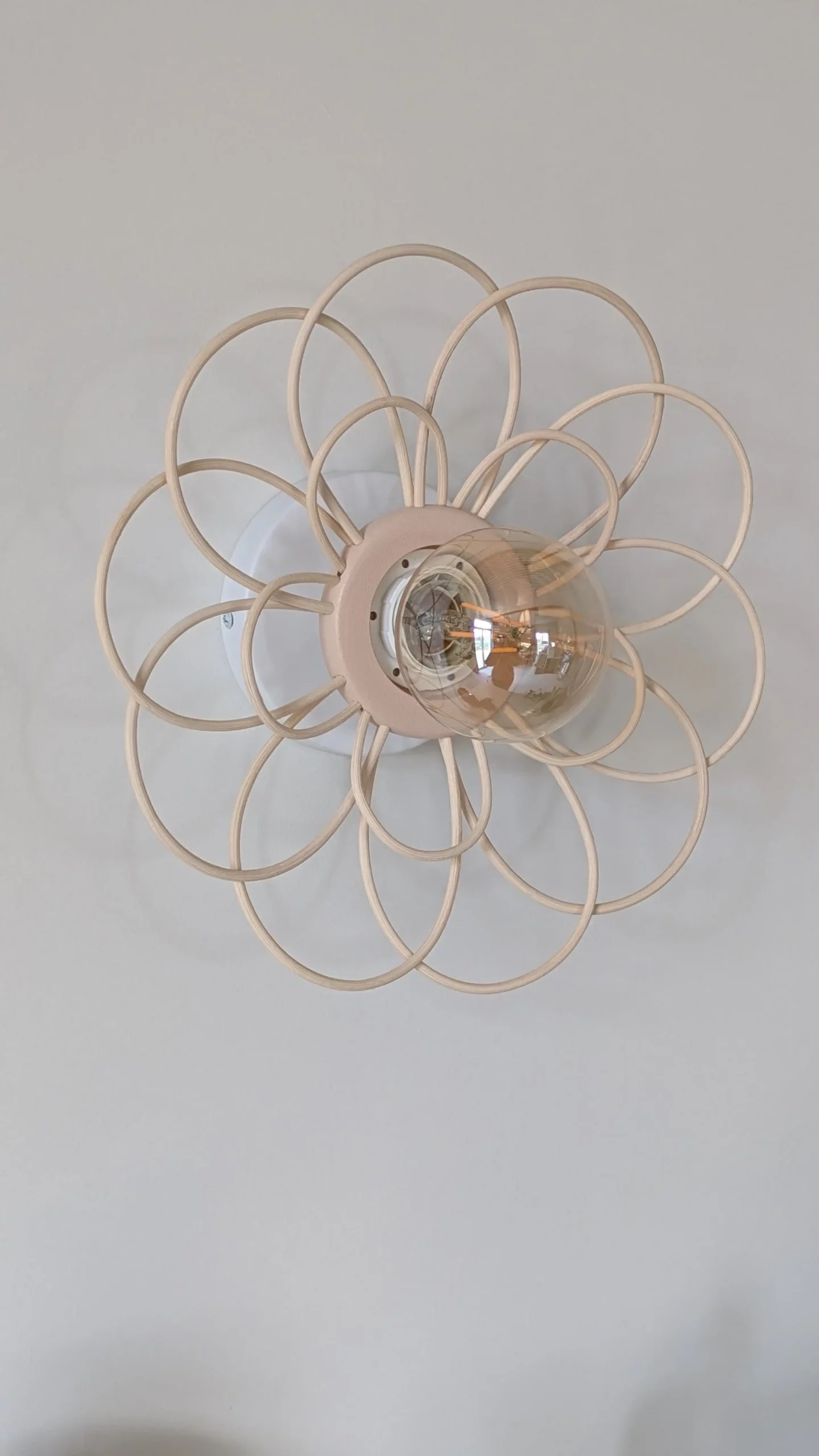 luminaire-fleur-rose-rotin-applique-murale-chamallow-grillé-bilboquet-deco luminaire-fleur-rose-rotin-applique-murale-chamallow-grillé-bilboquet-deco