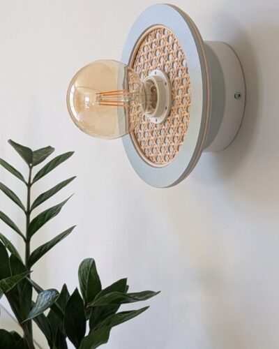 applique murale bleue bois rotin cannage