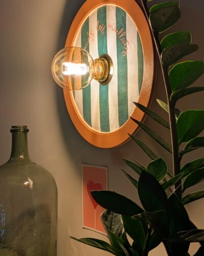 luminaire artisanal rayé bois et tissu brodé