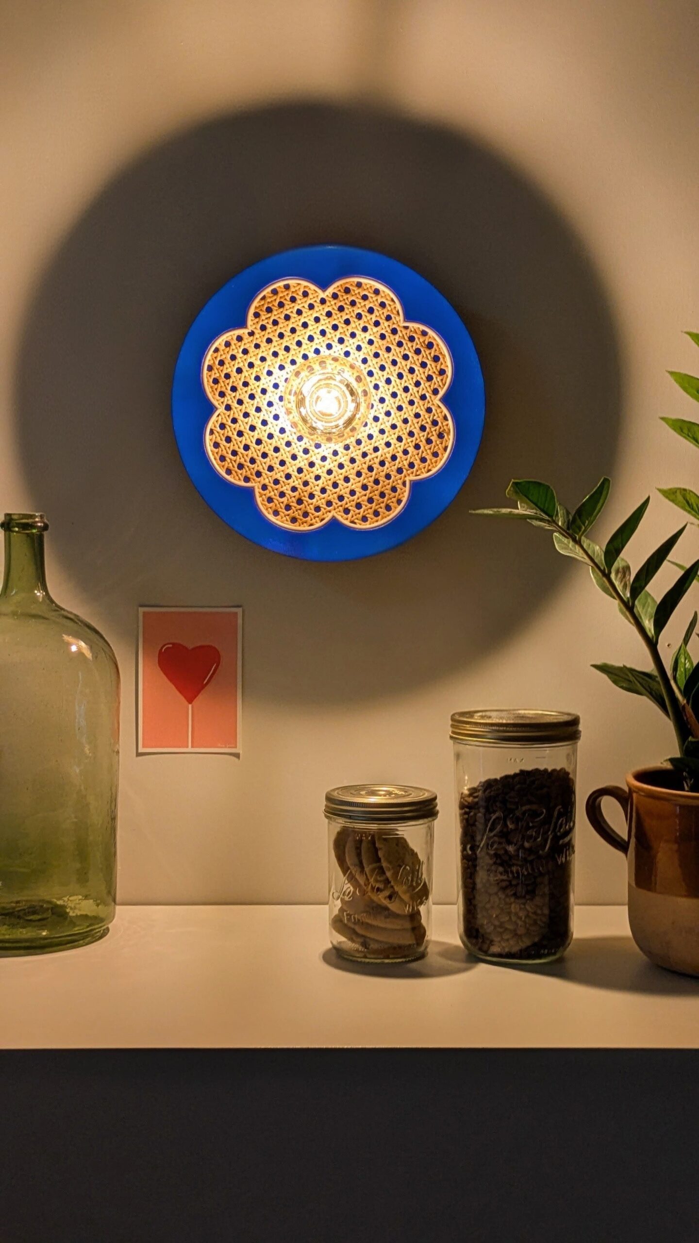 Luminaire artisanal en cannage peint dans un bleu intense, proche du bleu Klein.