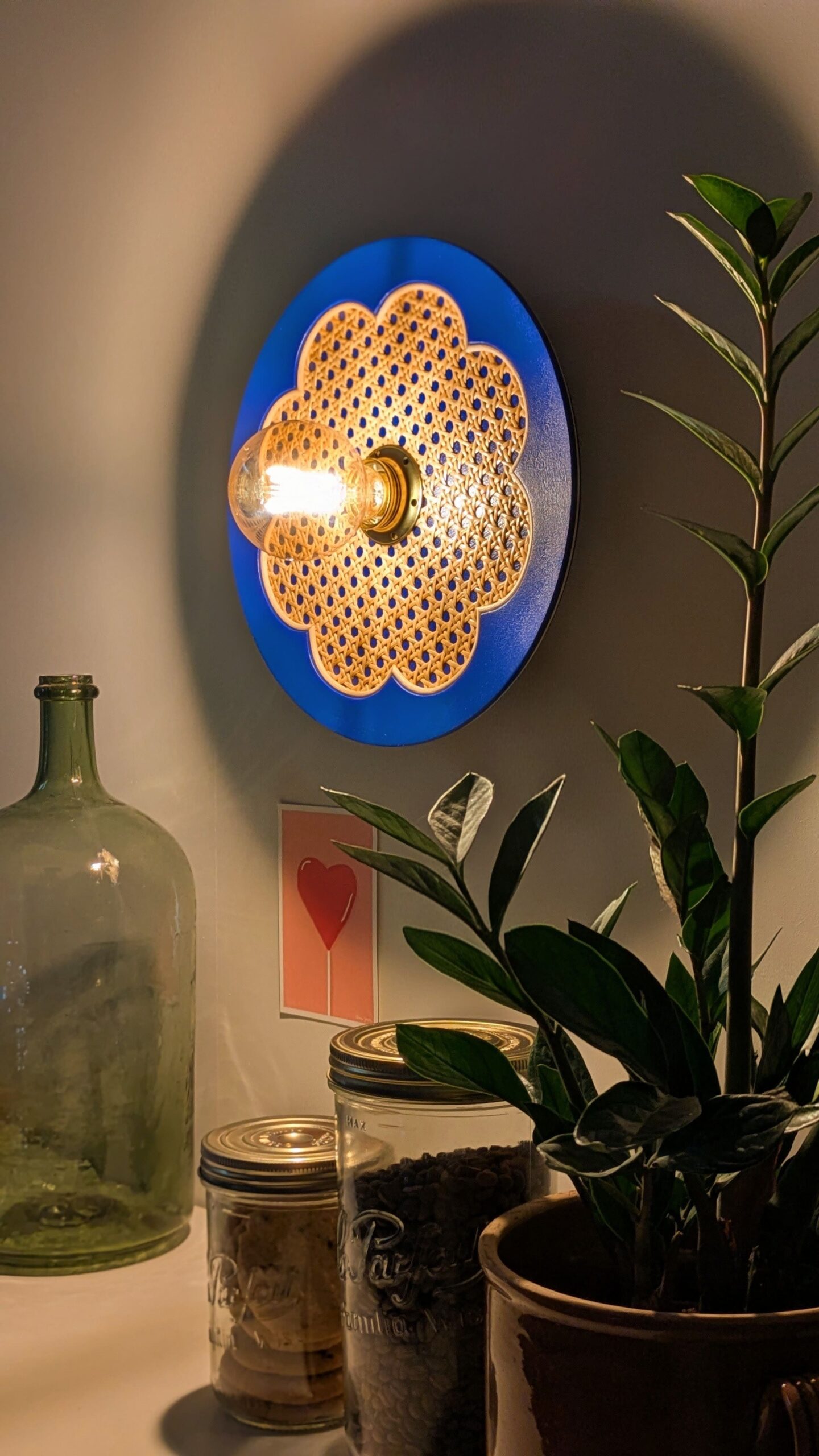 Luminaire artisanal en cannage peint dans un bleu intense, proche du bleu Klein.