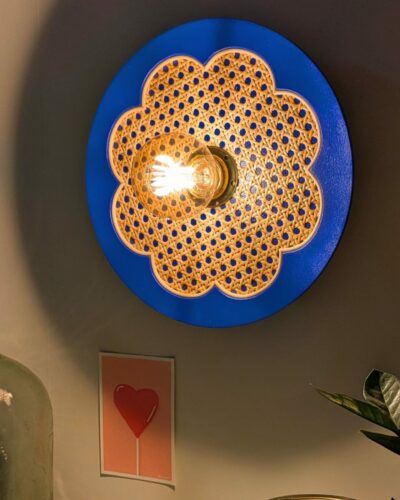 Luminaire artisanal en cannage peint dans un bleu intense, proche du bleu Klein.