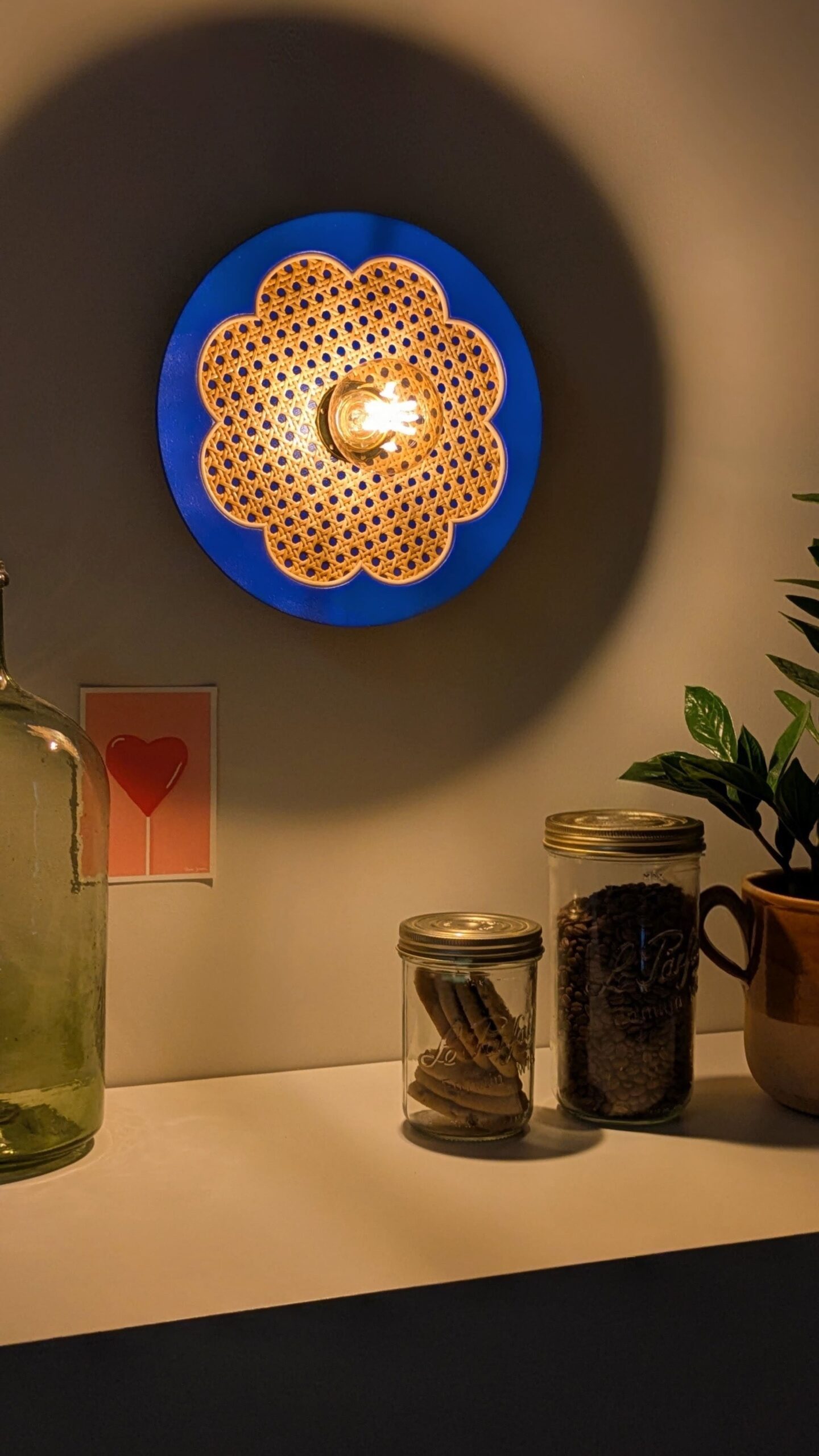 Luminaire artisanal en cannage peint dans un bleu intense, proche du bleu Klein.